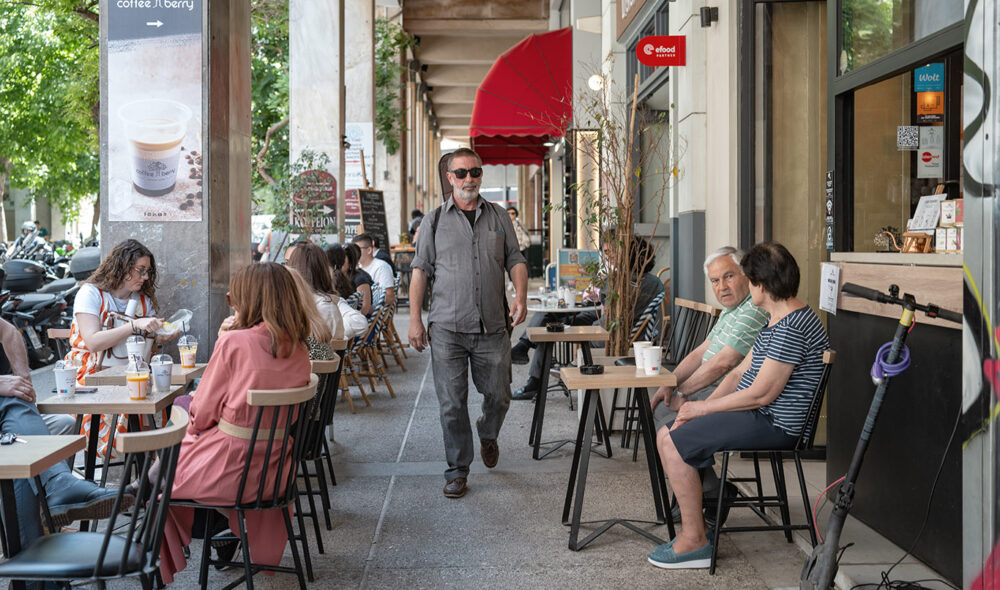 KAFÉLIV: Det er en kafé på omtrent hvert gatehjørne i den greske hovedstaden, som her ved Monastiraki-markedet i sentrum av byen.