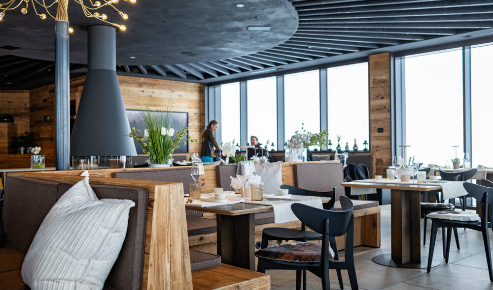 HERLIGE OMGIVELSER: Rifugio Attic serverer ikke bare utsøkt mat. Interiøret og utsikten er i tillegg strålende.