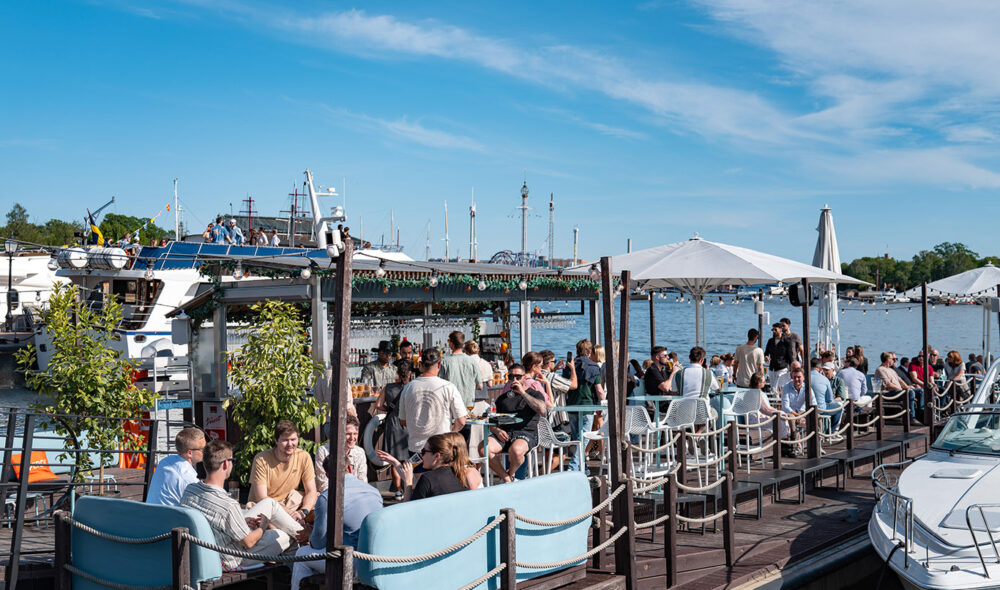 SOMMERBY: Stockholm er Nordens vakreste by. Særlig når temperaturene tillater det strømmer folk ut i gatene og på utestedene.