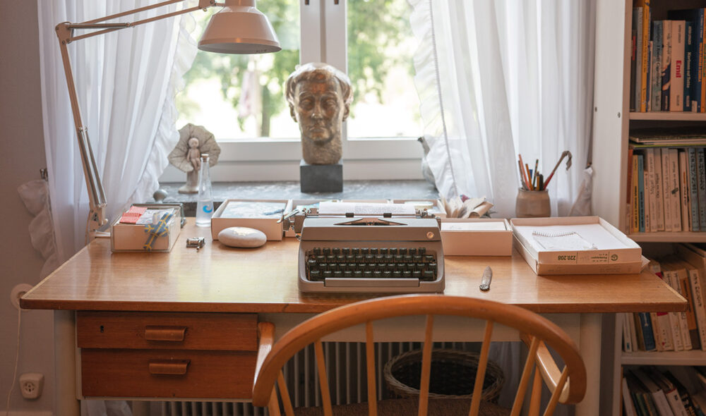 SKRIVESTUEN: Astrid Lindgren stenograferte først tekstene sine i senga, før hun renskrev dem her.