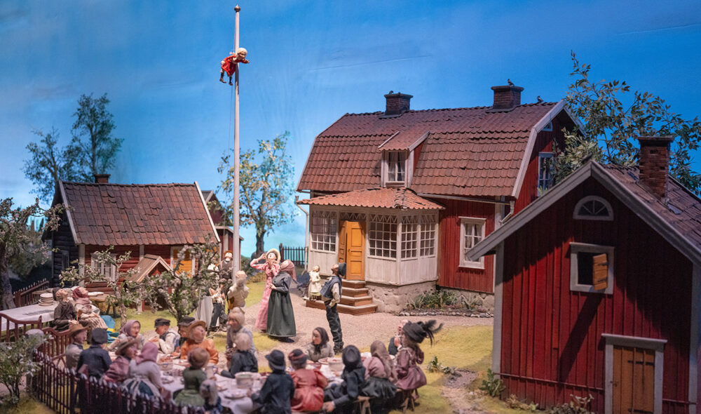 JUNIBACKEN: Med Sagotåget i Junibacken kommer du tett på kjente tablåer i Astrid Lindgrens univers, som Emil og Stina i flaggstangen.