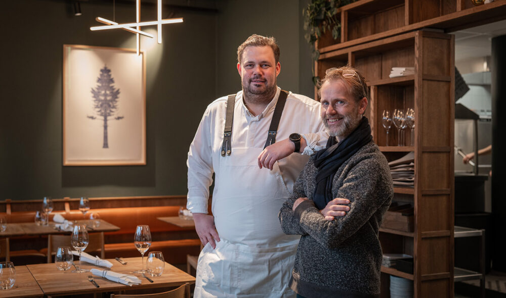 PÅ NØSTET: Partnerne Øystein Ellingsen (th) og Kristian Bretten Vangen har åpnet to svært ulike spisesteder i et område av Bergen mange tror vil få et oppsving.