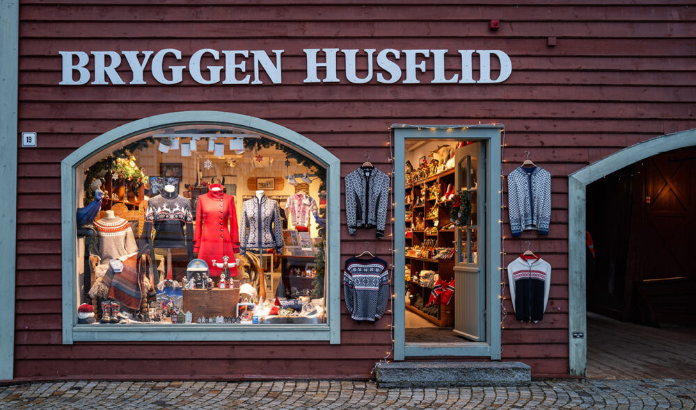 JULEKOS: Bryggen er tross sin ringe alder en levende bydel i Bergen.