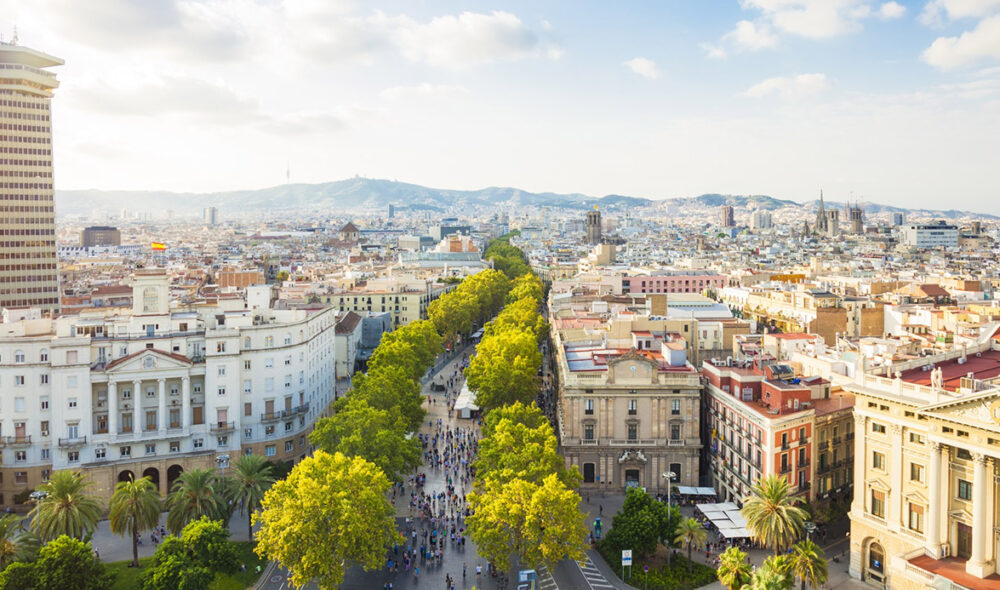 LA RAMBLA: Utsikt over Barcelonas mest kjente treffsted, med fjellene som omkranser byen i bakgrunnen. (Foto: iStock)