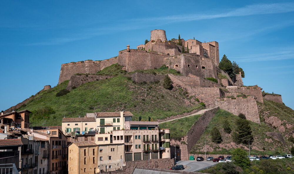 BEFESTNING: Den kjente festningen, som også huser et lekkert hotell, troner over Cardona by, som også er kjent for sin produksjon av salt.