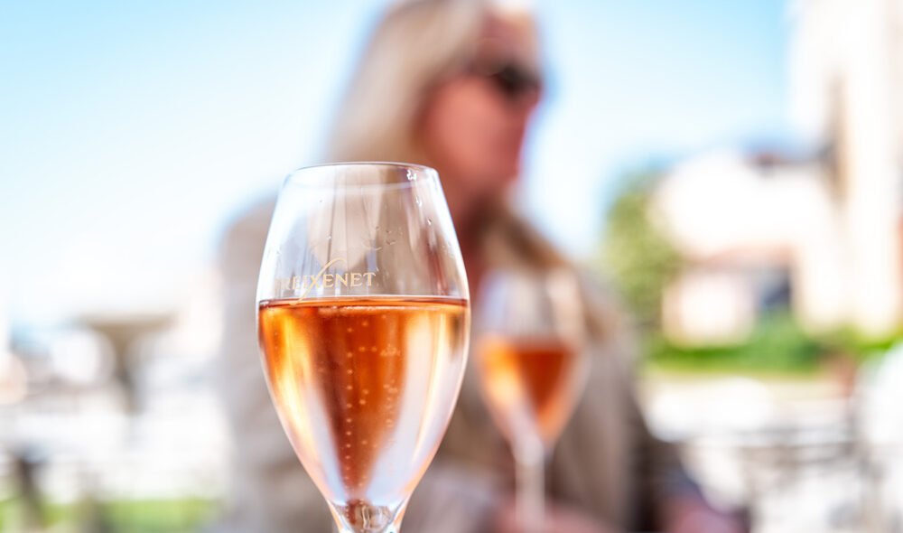 SMAKSPRØVE: Et besøk hos Freixenet avsluttes som regel med en smaksprøve ute i det fri.