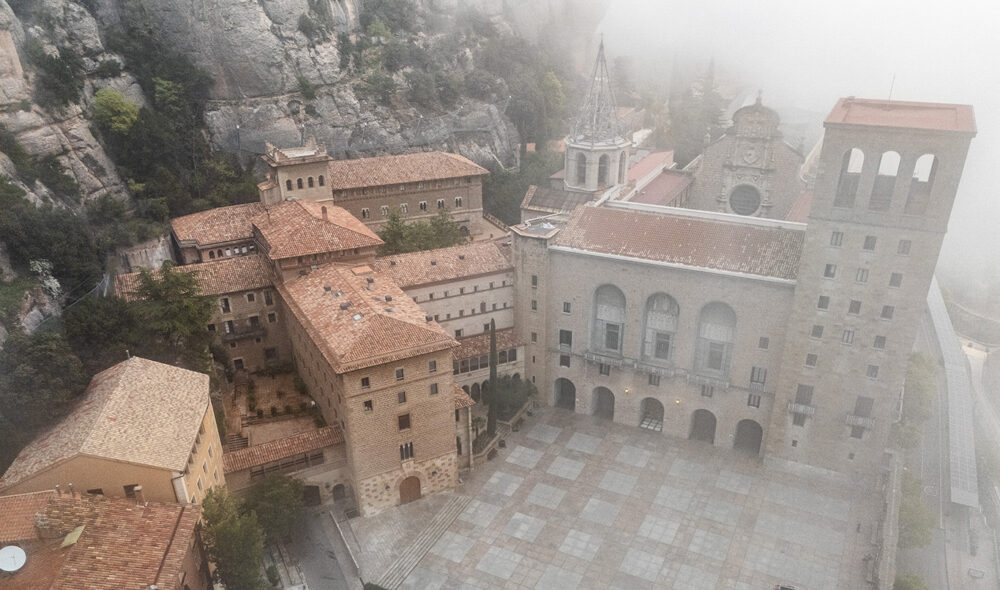 TÅKEN LETTER: Klosteret og kirken i Montserrat sett fra oven.