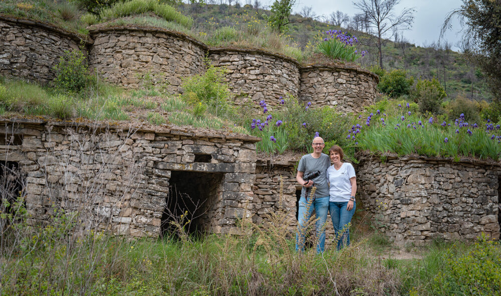 GULLRUSH: Carmen Cruz og Dani Casas foran en av de karakteristiske bygningen i dalen, som opplevde rene gullrushet på slutten av 1800-tallet.
