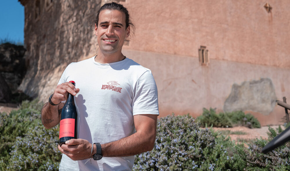 VINMAKER: Carlos Muray på vingården Oller del Mas har hentet inspirasjon fra blant annet New Zealand for sine lette og fruktige hvitviner.