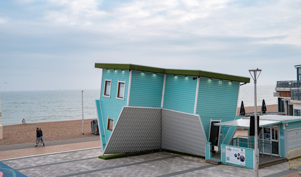 OPPNED: The Upside Down-huset på stranda i Brighton er blant byens største attraksjoner.