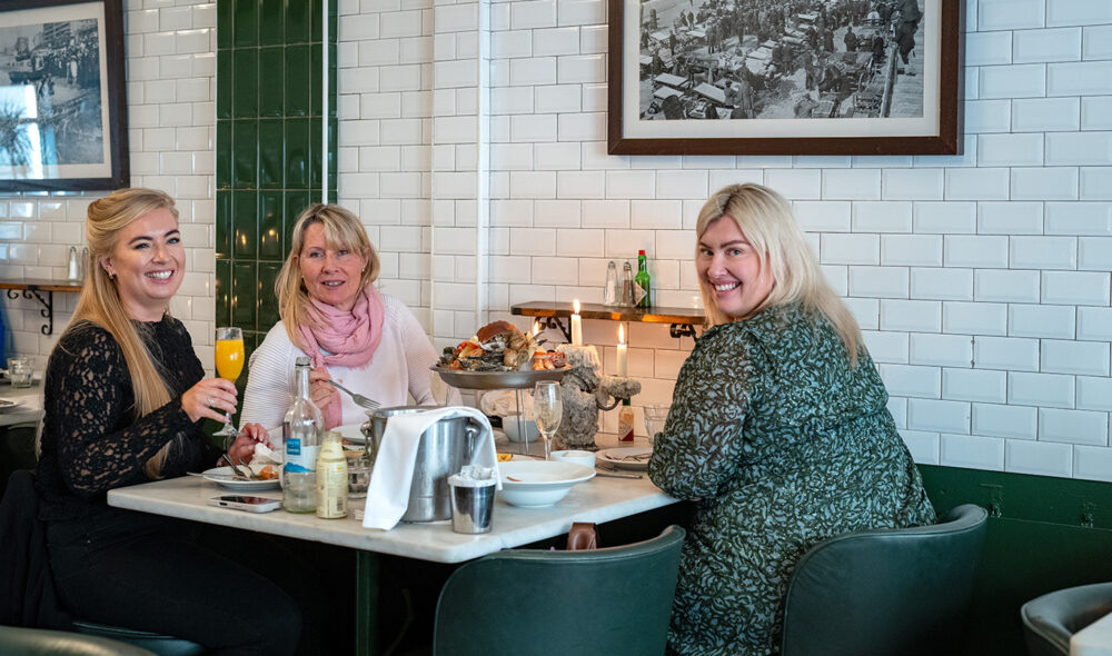 PÅ BY’N: Disse damene møtes jevnlig på Riddle & Finns østersbar i The Lanes.