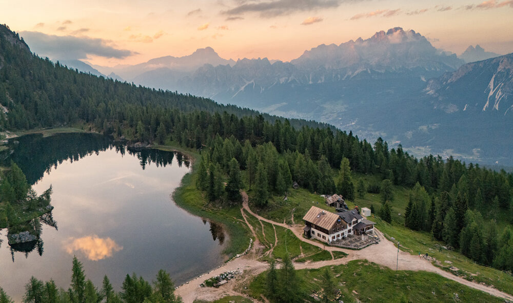 MEKTIG LANDSKAP: Fjellhostellet Cruda da Lago ved fjellmassivet med samme navn ligger vakkert til ved den lille innsjøen Federa.