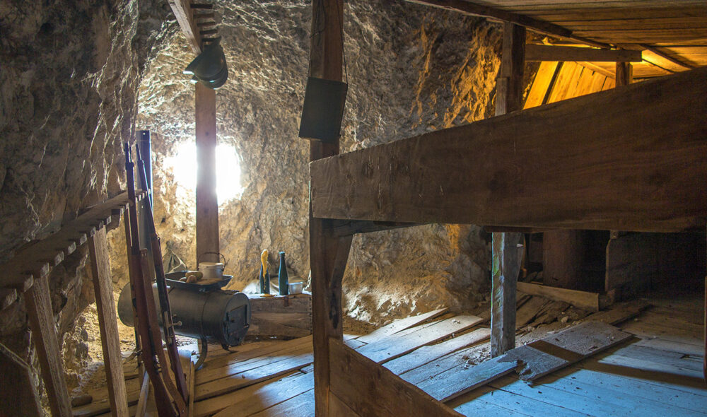 INNEI FJELLET: Det som for mer enn hundre år siden var skyttergraver er nå et imponerende utendørs museum.