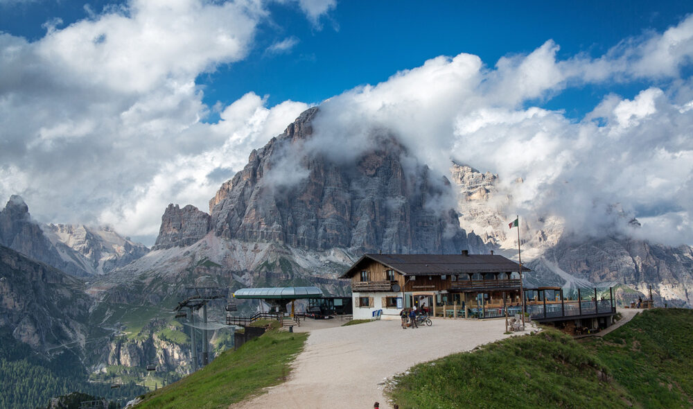 STOPPESTED: Rifugio Scoiattoli ligger fint til ikke langt fra Cinque Torre i hjertet av Dolomittene.