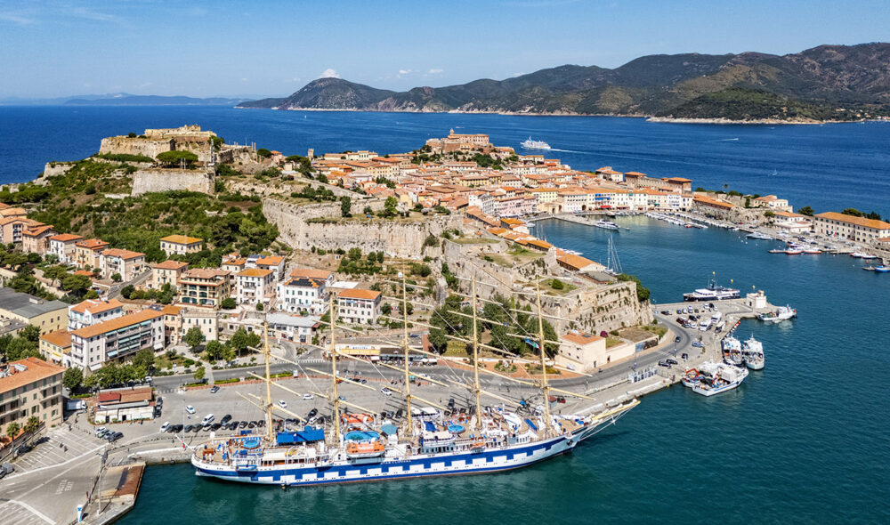 VED KAI: Noen ganger kommer klipperskipene så tett på reisemålene at du som her i Portoferraio kan spasere til sentrum i løpet av tre-fire minutter.