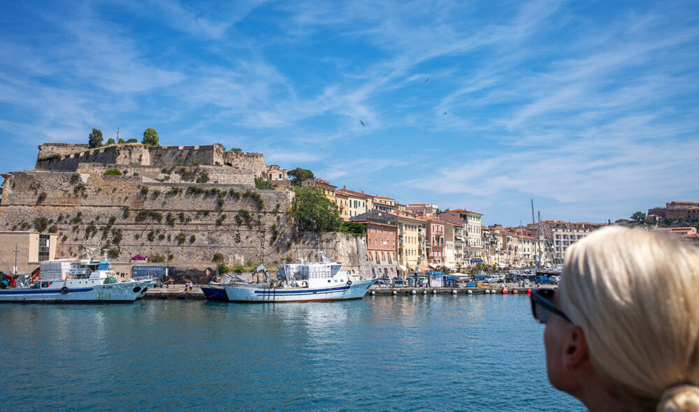 TETT PÅ: Det fine med Star Clippers-skipene er at de kommer tett på reisemålene, som her i Portoferraio på øya Elba.