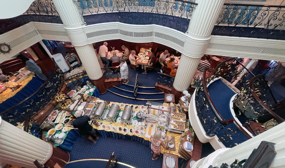 LUFTIG: Midtskips holder mektige søyler de ulike balkongene oppe og skaper med det et luftig atrium. I midten ligger hovedrestauranten der alle måltidene blir servert.