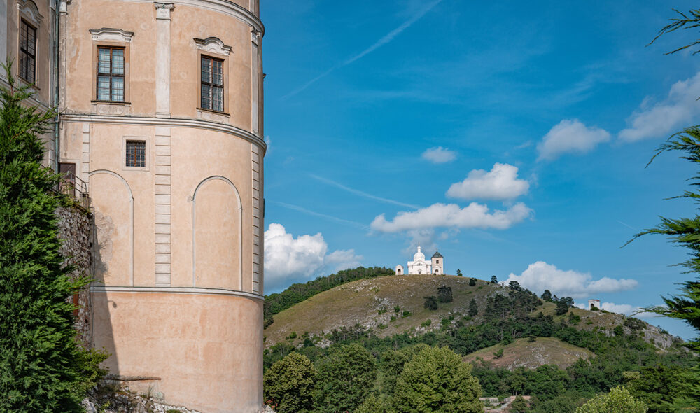 MIKULOV: På en høyde over den sjarmerende byen troner pilegrimsstedet Korsveien.