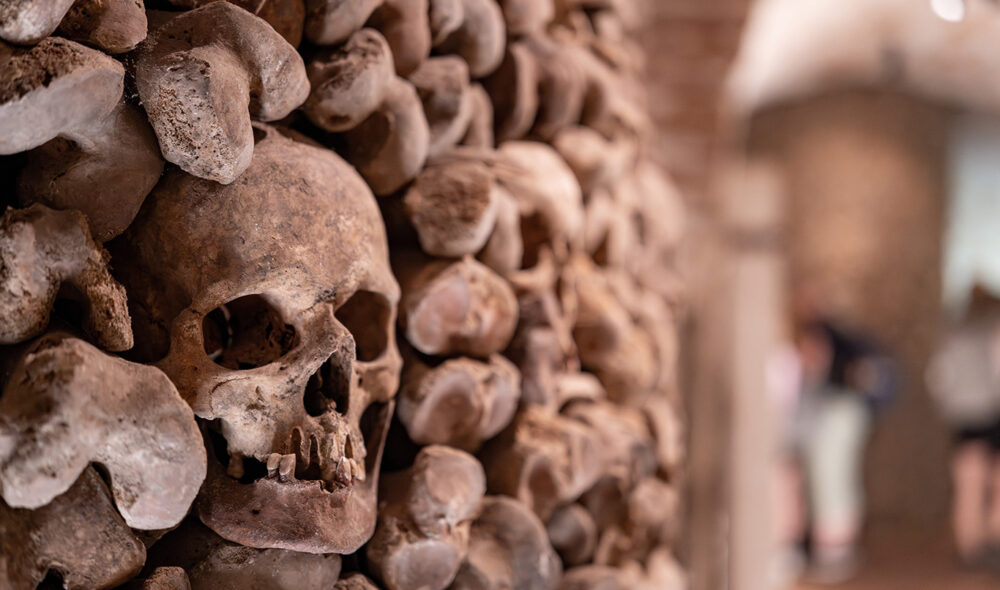 KNOKKELHUS: Under jorden ved St. Johannes-kirken i sentrum av byen er mer enn 50 000 hodeskaller plasser i det såkalte Brno-ossuariet.