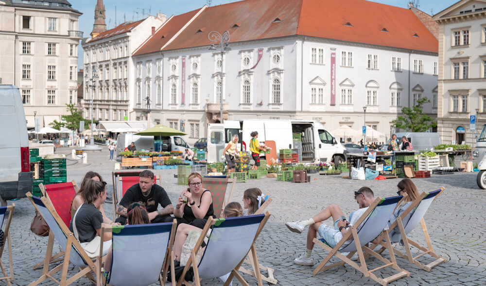 SOMMER: Innbyggerne i Brno samles på de mange bytorvene i sentrum.