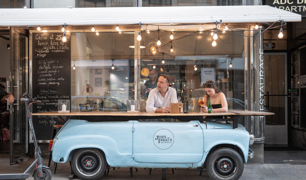 UTELIV: Det kryr av barer og restauranter i sentrum av Brno.