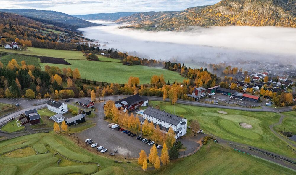 I MORGENGRYET: På grunn av elven Lågen som slanger seg gjennom dalen legger det seg ofte morgentåke over dalen. I forkant Nermo Hotell.