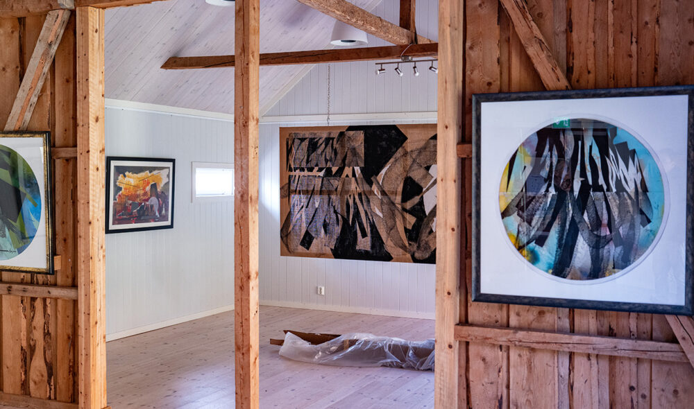 MYE KUNST: På Prestegarden ved Ringebu stavkirke legges det blant annet opp til kunstutstillinger.