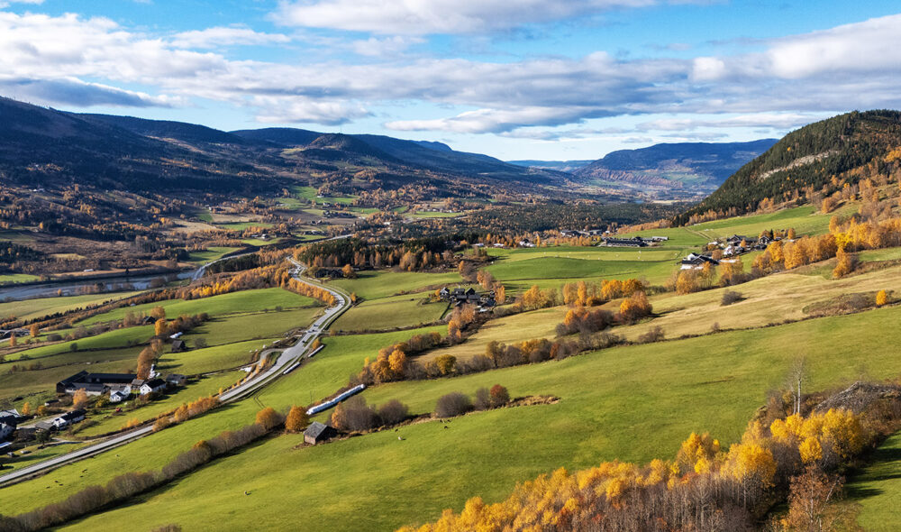 IKONISK DAL: Gudbrandsdalen er et strålende stykke natur midt i Norge. Midt i bildet ligger Sygard Grytting.
