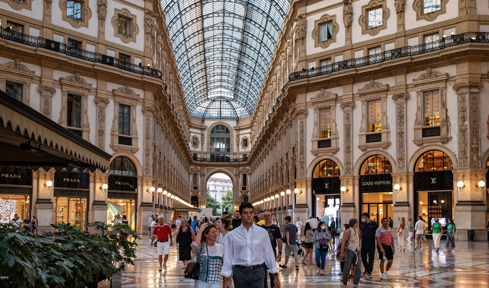 KJØPESENTER: I Galleria Vittorio Emanuele II rett ved Duomoen finner du noen av Milanos mest fasjonable butikker og spisesteder.