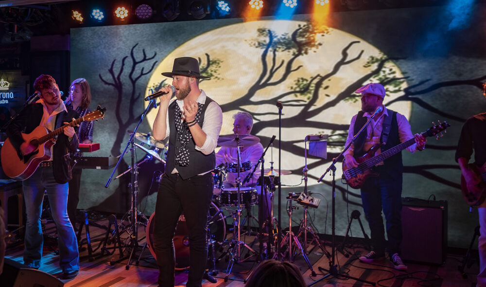 UNDERHOLDNING: På seilasene er det underholdning både i skipets mindre klubber og det langt større teateret, som går over tre etasjer og har hele 752 sitteplasser.