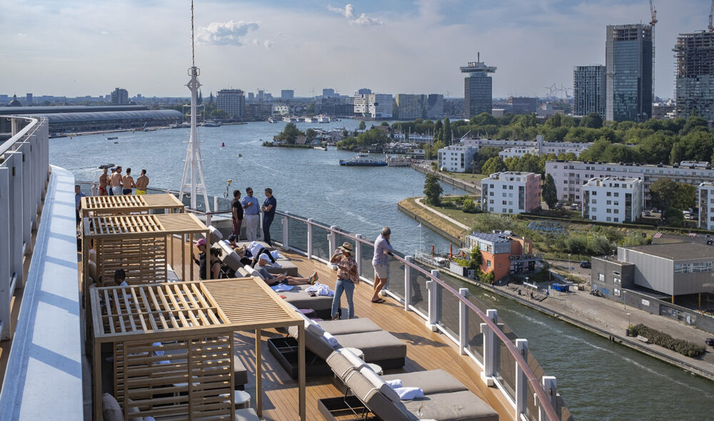 BYBÆRT: I Amsterdam ankrer skipet opp relativt nært sentrum.