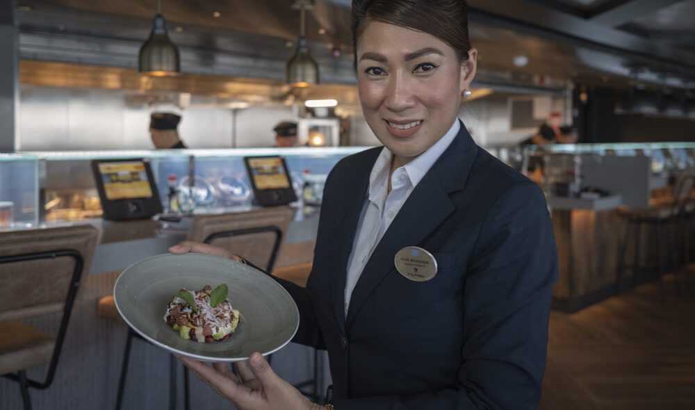 MANGE NASJONER: Assisterende hovmester Rose Mosqueda fra Filippinene er blant Primas 1400 mannskaper, fra flere titalls ulike nasjoner.