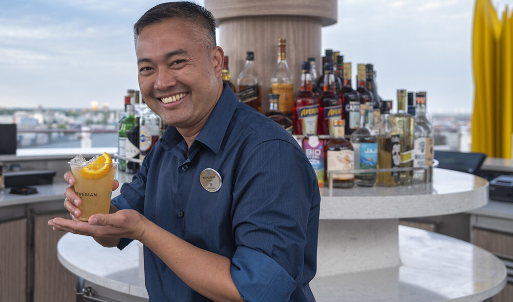 BARMANN: Norwegian Prima har flere barer, også på dekk. Der finner du gjerne en smilende Michael Vejar fra Filippinene.