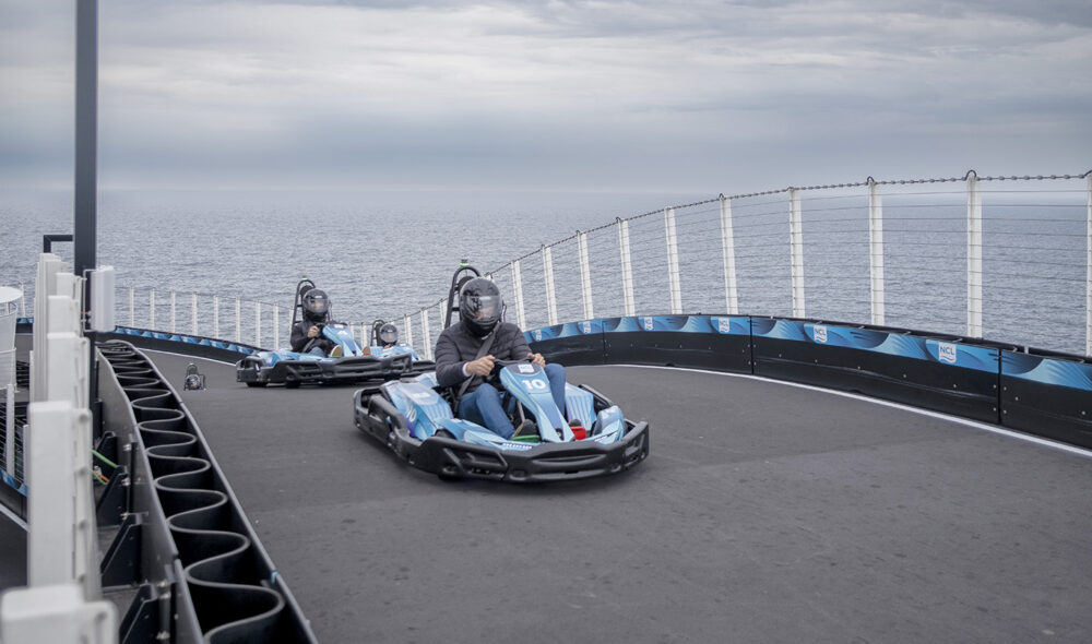 UNIK: Norwegian Primas gocart-bane går over tre dekk, og er dermed den største i sitt slag.