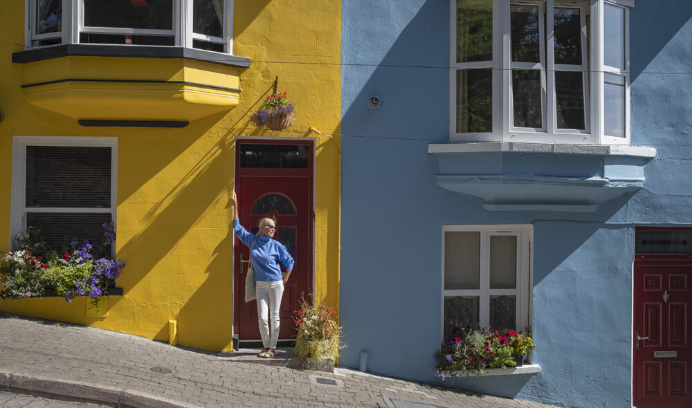 FARGESTERKT: Mange av bygningene i Cobh på den irske sørkysten er fargerikt utsmykket.