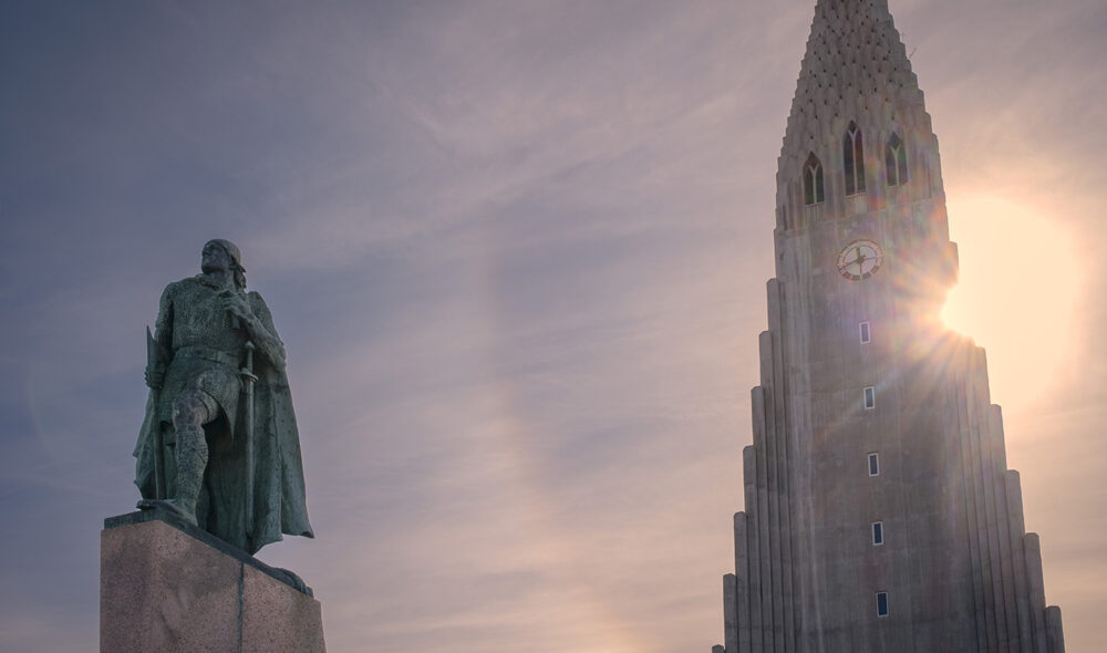 FØR AVGANG: Leiv Eriksson-monumentet foran den ikoniske Hallgrímskirkja på Island var en gave fra USA, da Island i 1930 feiret det tusende året for opprettelsen av Alltinget.
