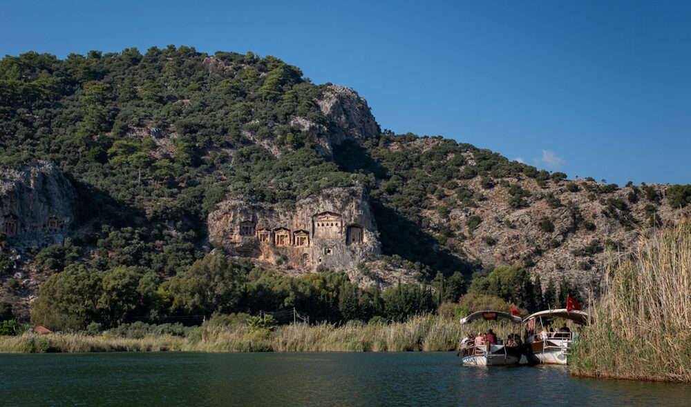 HOGGET I STEIN: I Sarigerme kan dra på utflukter i båt til en av de mest fascinerende arkeologiske severdighetene i denne delen av Tyrkia – de verdenskjente lykiske gravkamrene.