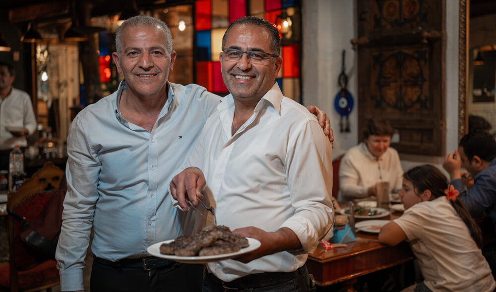 GODE PÅ MAT: Hıdır og Cemal Akkoç (t.h.) på Michelin-restauranten Kasap Fuat i hjertet av Izmir sørger for strålende stemning.