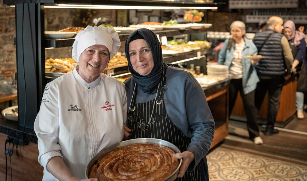 SAMMEN: Søstrene Ayse Karadan (t.v.) og Elmas Karadan Arhan er to av søstrene som styrer Michelin-restauranten Aysa. Førstnevnte er sjefskokk og daglig leder.