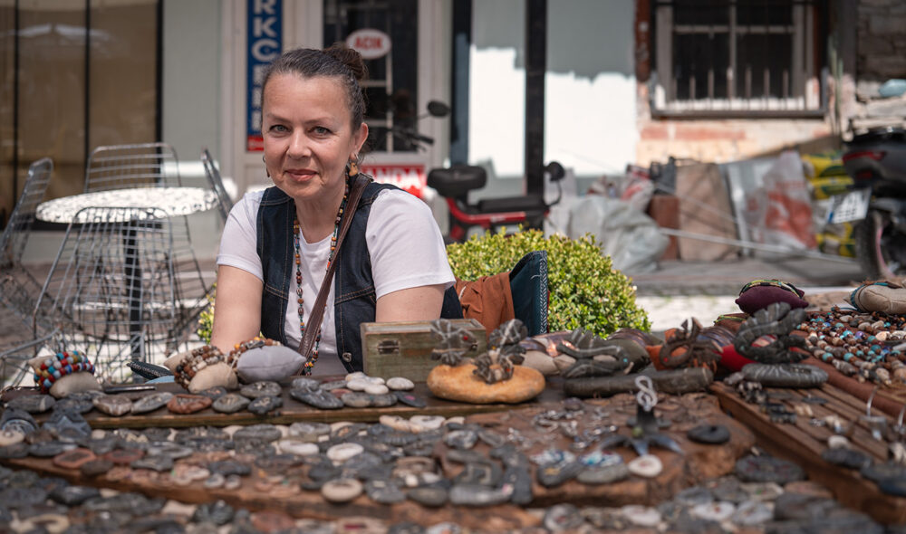 ART STREET: Langs «kunstgaten» i den hyggelig kystbyen Urla er det flere gateselgere som selger smykker og andre spennende hjemmelagde produkter.