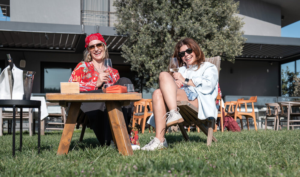VENNINNETUR: Seinep og Cansu (t.v.) slapper av i vårsola på vingården Hus, som lager en vin mange kommer langveis fra for å oppleve.