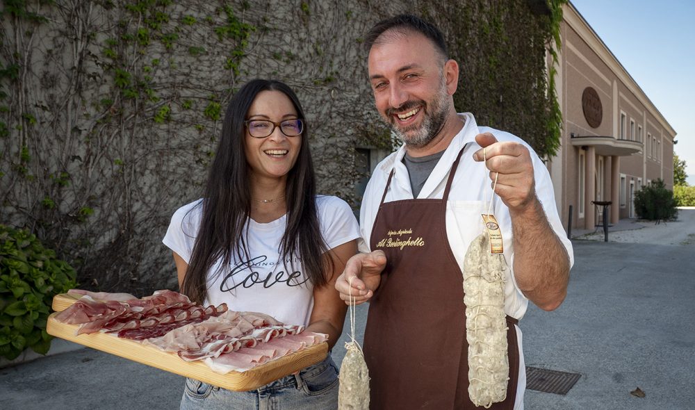 SAMMEN OM SALAMI: Få kan lage og tilberede klassisk italiensk spekemat som ekteparet Paula Loda og Luigi Bellini på Al Berlinghetto – oppkalt etter bygda med samme navn.