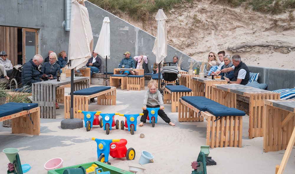 BARNEVENNLIG: Flere av utestedene i Løkken legger opp for besøk av barn.