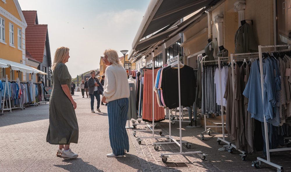 SHOPPING: Hovedgaten i Løkken har flere fine butikker.