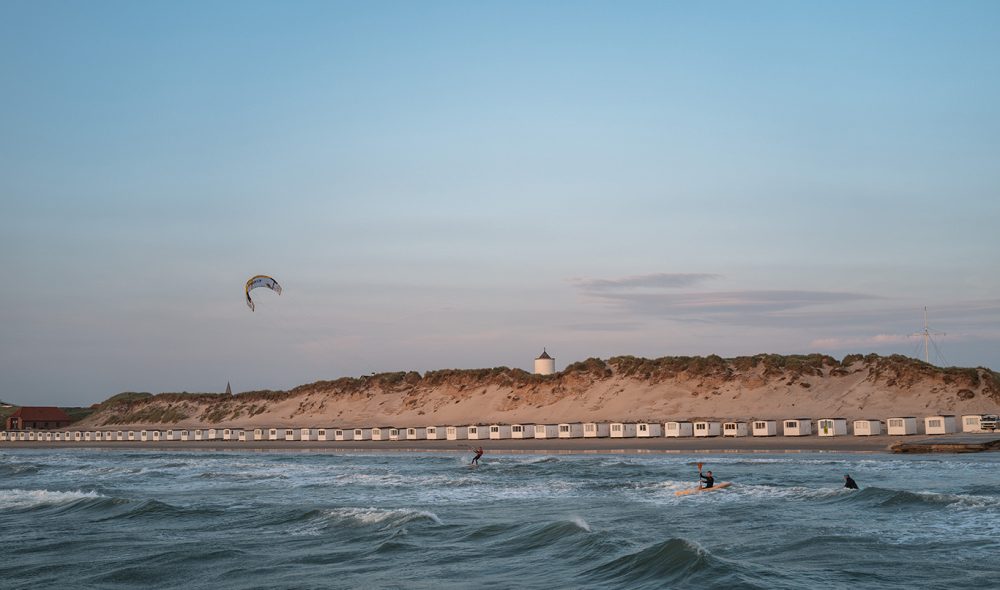 DEN HVITE BY: Løkken henter økenavnet sitt fra de karakteristiske badehusene på stranda.