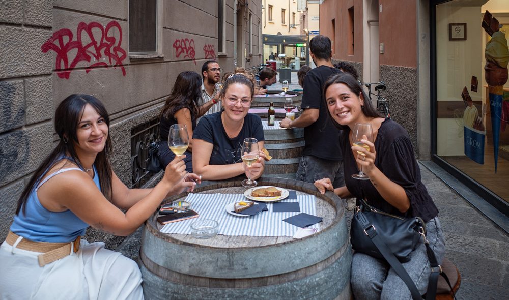 PÅ GATA: Det er nok av hyggelige barer og spisesteder i sentrum av Parma.