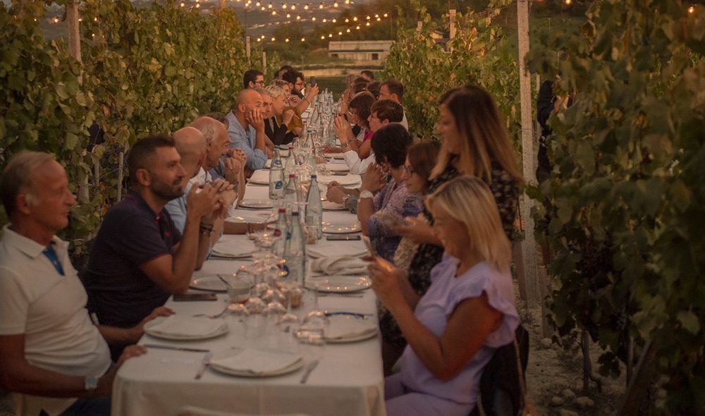 I DET FRI: Mange vingårder steller i stand til feiring av sommeren ute på vinmarkene sine, som her i Piemonte.