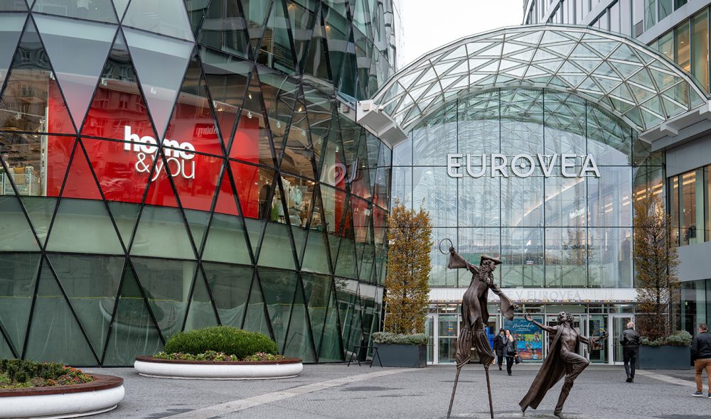 SHOPPING: Eurovea (bildet), Aupark og Sentral er tre av de store handlesenterne i sentrum av Bratislava. Tilsammen rommer de flere hundre butikker og flere titalls spisesteder.