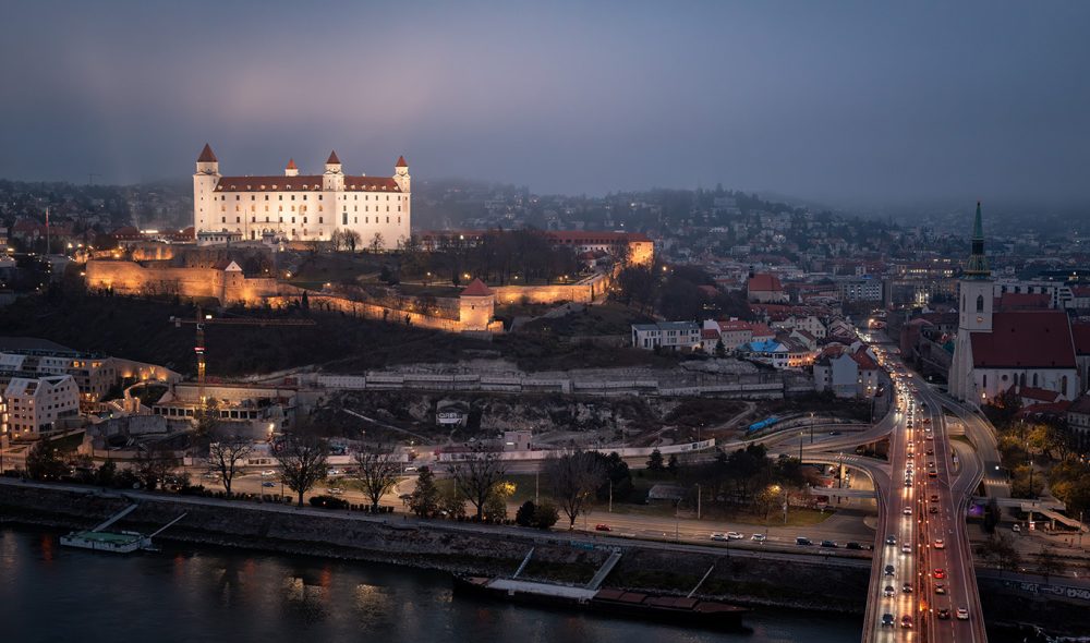 SENTRALT SLOTT: Ikoniske Bratislavský hrad i bakgrunnen troner over den slovakiske hovedstaden.