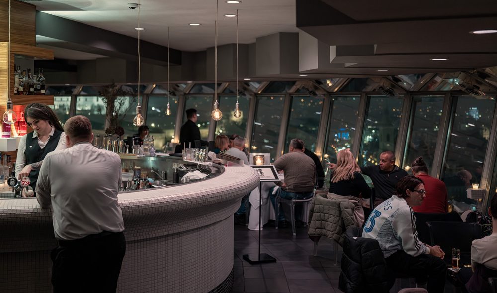 OVER BYEN: I UFO-tårnet som rager over Bratislava er det også en hyggelig bar.